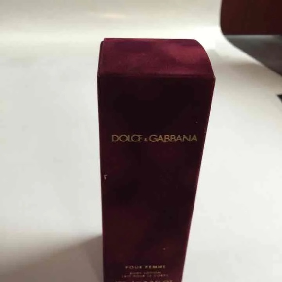 New Dolce and Gabanna 2pc lotion and clutch set in a box - Picture 6 of 6
